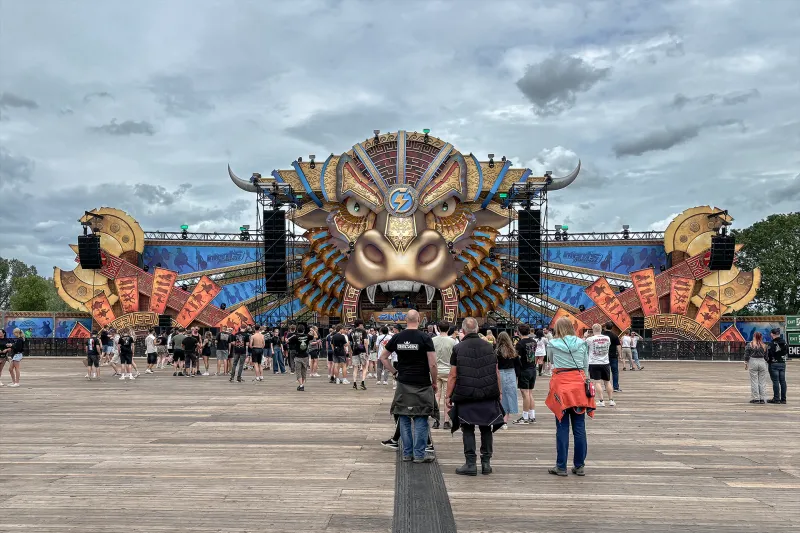 Intents Festival mit spektakulärer Stier-Bühne und farbenfrohen Nebenbühnen