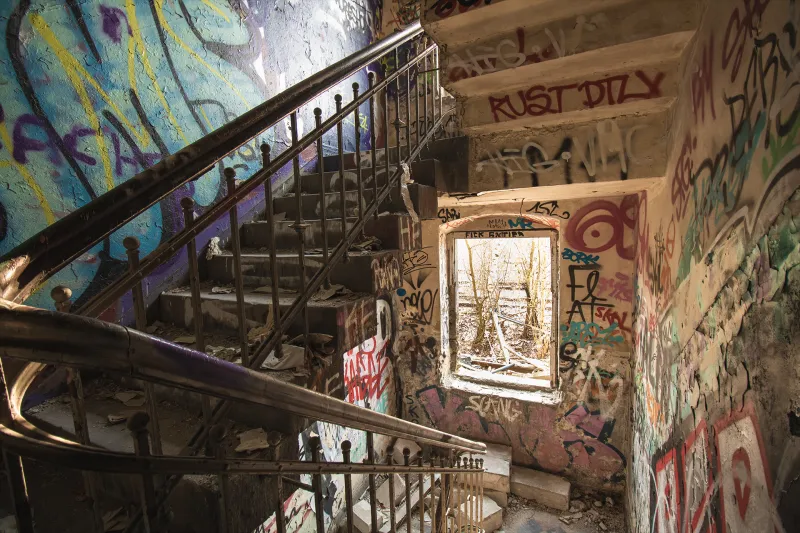 Bunte Graffitis an den Wänden in einem verlassenen Haus in Dortmund
